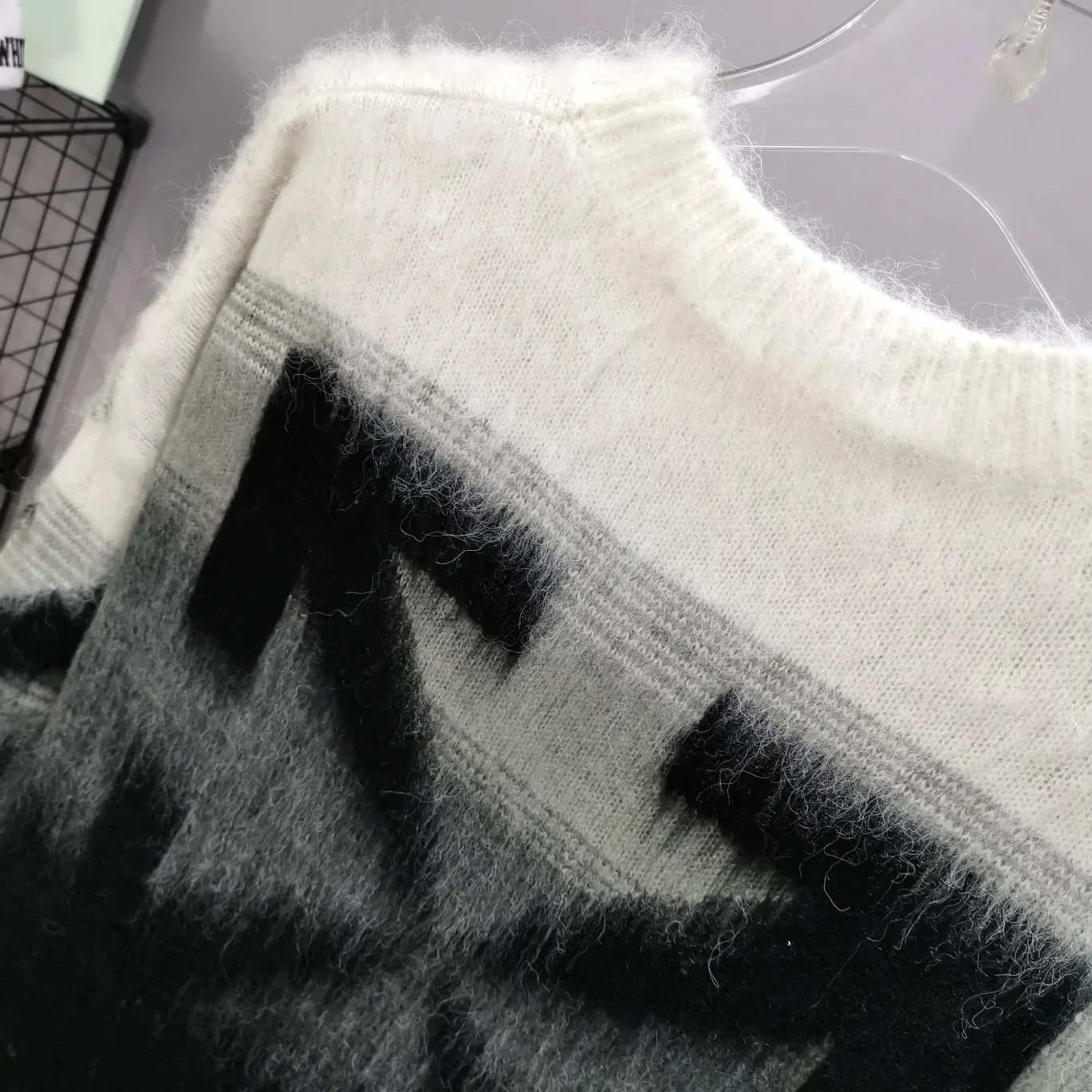 The new top tested version OFFWHITE (OW) Gradient Mohair Striped Arrow Sweater Hoodie Gradient Rendering Arrow Couple Knitted Sweater Mohair sweater OW will be released every year🛒 The same style and ever-changing colors, really no girl does not love it, it is super suitable for wearing under a down jacket in winter, and will not be bloated! If the lower body is missing, their favorite os version🙋🏻‍♀️ intuitively adds natural softness and fairy beauty effect, which is the best choice! The upper body is lightweight and does not weigh down the body while keeping warm. The sleeves and the gradient arrow parts on the back are repeatedly patterned until the gradient level is satisfied before large-scale products are released. The craftsmanship is extremely demanding. Each sweater is woolen at least ten times to give it a plush, thick feel and good fluffiness! ✅ Fabric composition: 50% mohair 32 spandex 18% wool, three-level anti-pilling Color: black and white gradient Sizes Mohair is lighter and softer, so be careful not to machine wash it, not machine washable! ! emphasize! !  ⚠️Hand wash with warm water and cold water P:440